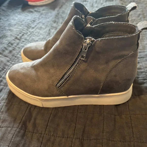 Soda Hidden Wedge Faux‎ Suede Sneaker Booties Size 7 - Picture 3 of 6